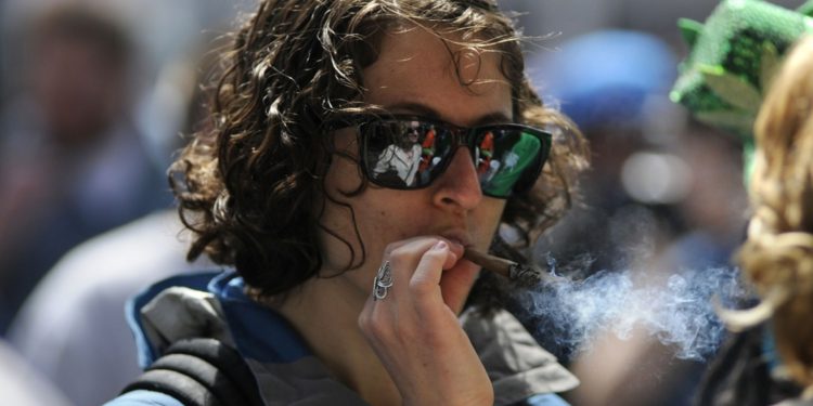 Жители Вашингтона проголосовали за декриминализацию курения марихуаны