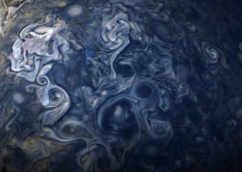 Облака Юпитера на фотографии космического аппарата Juno