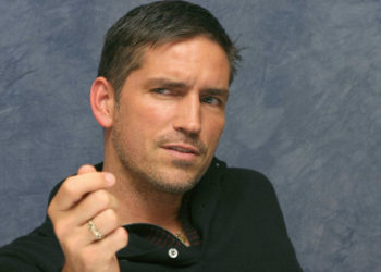 Джим Кэвизел призвал студентов  отстраниться от «извращенного поколения» и «быть святыми»