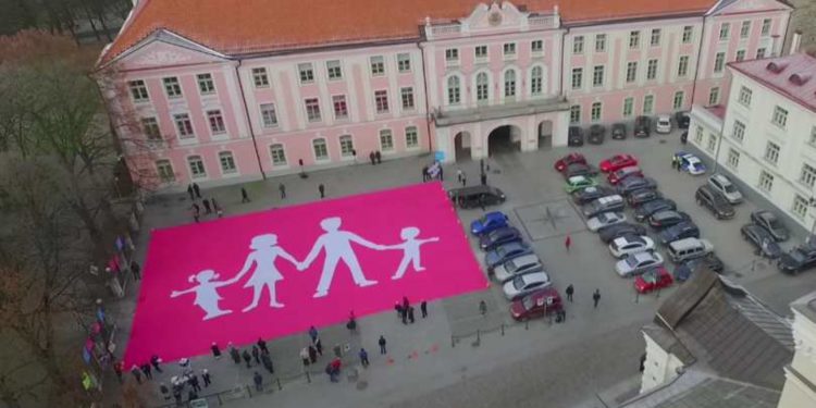 У эстонского парламента прошла массовая акция в защиту традиционной семьи