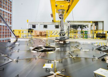 Собрано зеркало самого мощного космического телескопа в мире