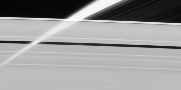 Полупрозрачная ледяная вуаль колец Сатурна в объективе зонда «Кассини»