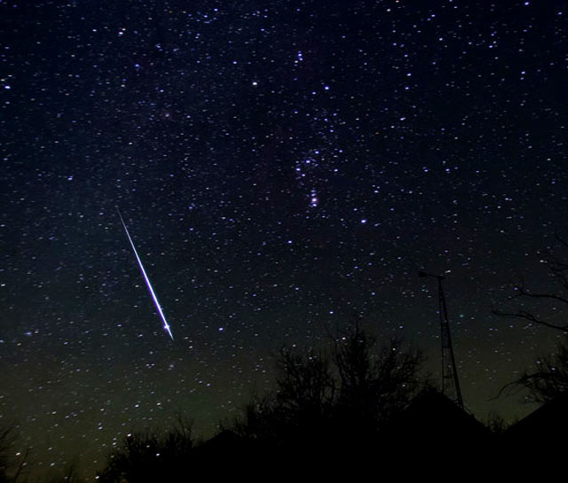 Невооруженным глазом можно увидеть звезд. Метеорный поток леминориды. Метеорный поток Геминиды. Июньские Боотиды метеорный поток. Комета Свифта-Туттля.