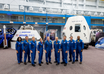 США выбрали первых астронавтов для полетов на двух новых частных космических кораблях