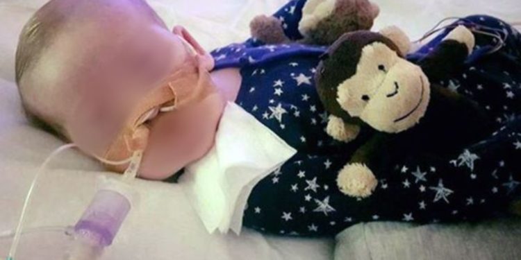 Британские врачи намерены убить больного ребенка несмотря на протест его родителей