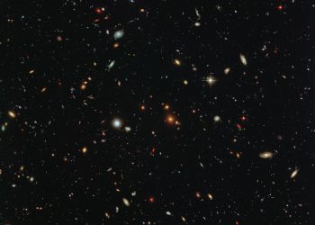 «Хаббл» сделал высококачественное фото тысяч галактик скопления Abell 2744