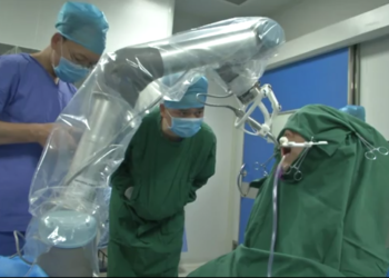 Китайский робот-стоматолог впервые установил протезы пациентке без помощи человека