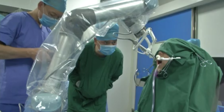 Китайский робот-стоматолог впервые установил протезы пациентке без помощи человека