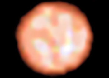 Ученые впервые в истории разглядели гигантские пузыри на поверхности далекой звезды