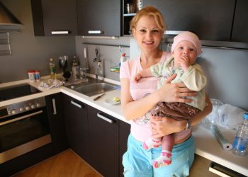 ЕС недоволен большим количеством матерей-домохозяек в Великобритании