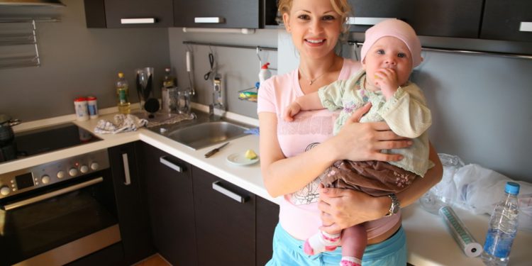 ЕС недоволен большим количеством матерей-домохозяек в Великобритании