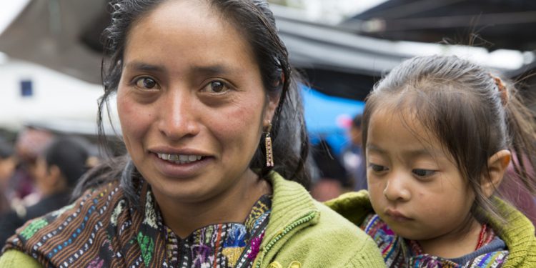 Ученые поспорили о роли деторождения в женском долголетии