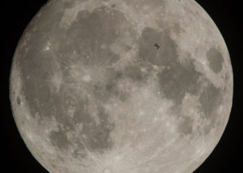 Фотоснимок с Земли: МКС на фоне Луны