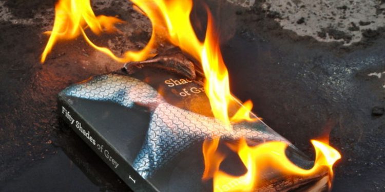 «50 оттенков серого»: Книга, которую стоит сжечь