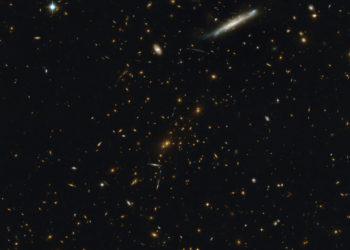 Колоссальное галактическое скопление деформирует пространство вокруг себя