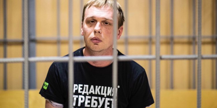 Суд отказался арестовывать известного российского журналиста Ивана Голунова и отправил его под домашний арест