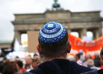 Первыми жертвами, как обычно, становятся евреи, но остальные уже встали в очередь