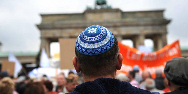 Первыми жертвами, как обычно, становятся евреи, но остальные уже встали в очередь