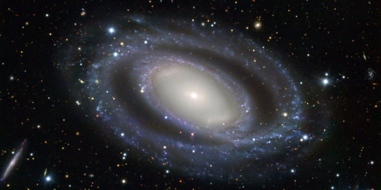 Астрофизики получили изображение необычной галактики с двойными элементами