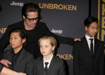 Родная дочь Джоли и Питта хочет быть их сыном