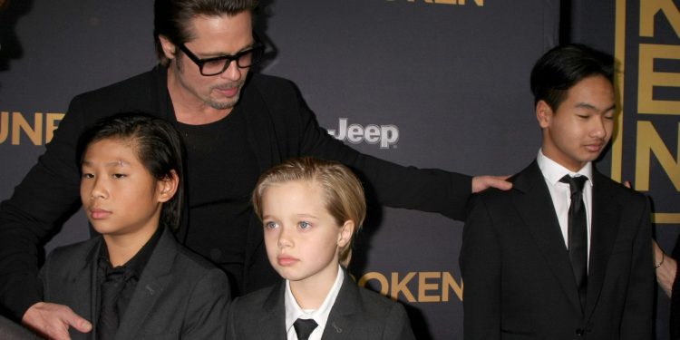 Родная дочь Джоли и Питта хочет быть их сыном