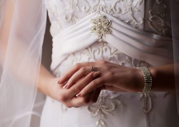 Новый нарциссизм: Британка «вышла замуж» сама за себя