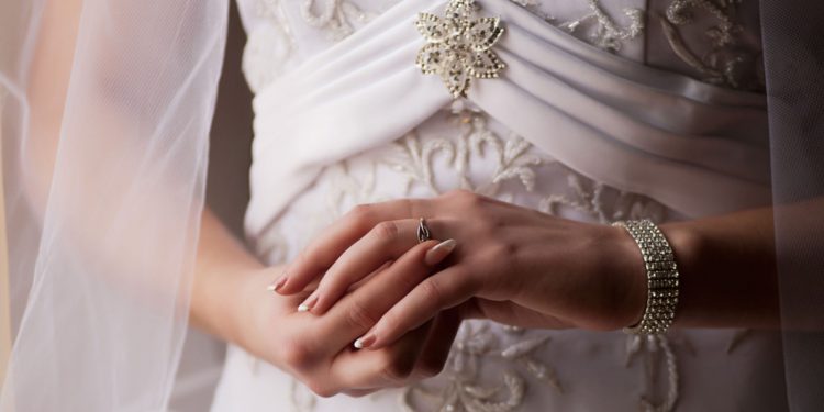 Новый нарциссизм: Британка «вышла замуж» сама за себя