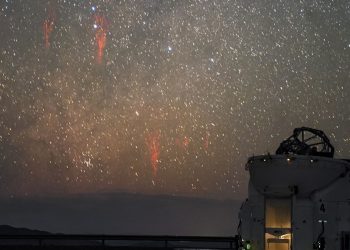 Изображение странных объектов сделал фото-посланник Южной европейской обсерватории