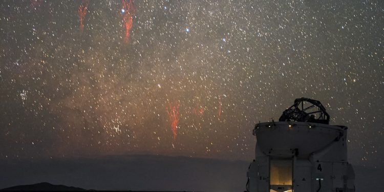 Изображение странных объектов сделал фото-посланник Южной европейской обсерватории