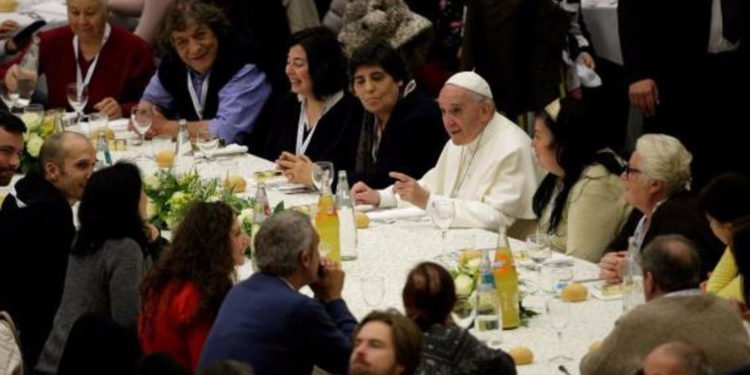 Папа Римский принял участие в благотворительном обеде в Первый всемирный день бедных