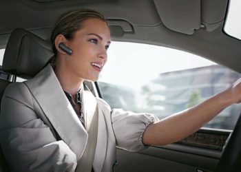 Почему за рулем нельзя использовать телефон даже с громкой связью