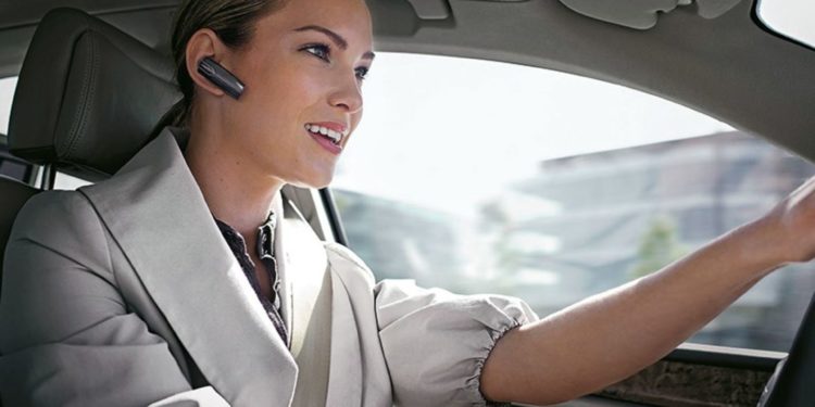 Почему за рулем нельзя использовать телефон даже с громкой связью