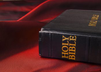 Пять главных книг атеиста: от Библии до Оруэлла