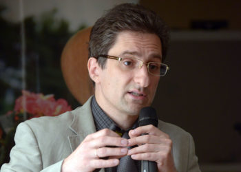 Отказ от алкоголя и сладкой выпечки снизит риск инфаркта в праздничные дни - ученый