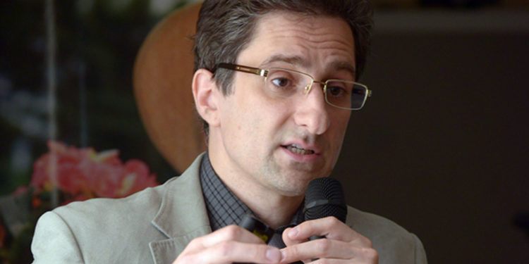 Отказ от алкоголя и сладкой выпечки снизит риск инфаркта в праздничные дни - ученый