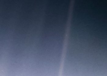 NASA опубликовало новую версию сделанного «Вояджером 1» фото Земли