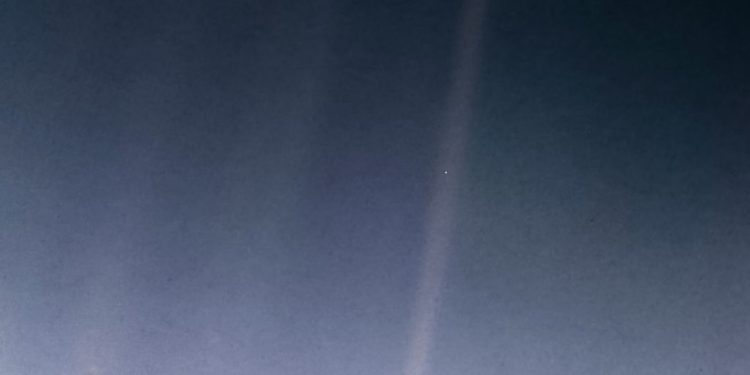 NASA опубликовало новую версию сделанного «Вояджером 1» фото Земли