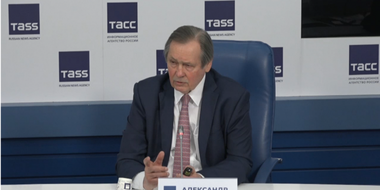 Российские врачи работают в период пандемии с максимальным напряжением — академик РАН