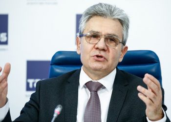 Глава РАН уверен в успешных клинических испытаниях вакцины от коронавируса, созданной в Центре Чумакова