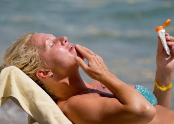 Ученые РФ улучшили безопасность крема для загара