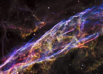 Подробное изображение туманности «Вуаль» сделали с помощью телескопа «Хаббл»