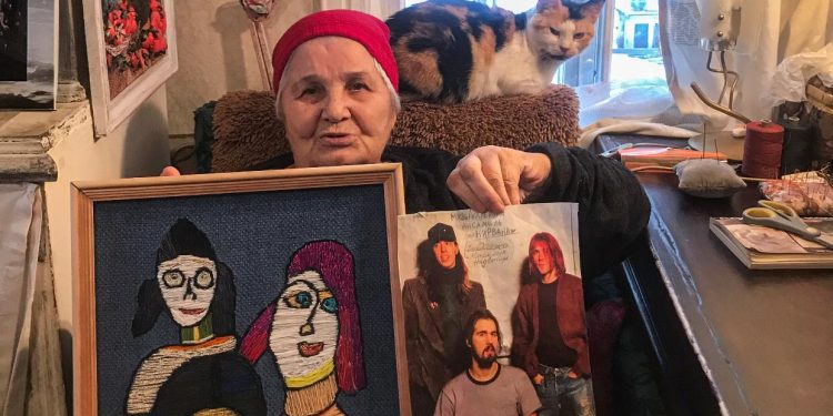 Девушки из 1938 года: первая выставка 83-летней вышивальщицы открылась в Москве